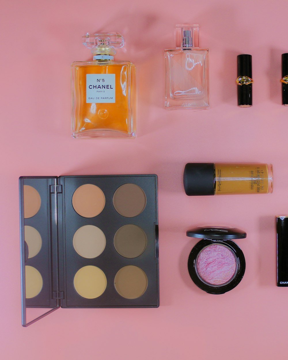Powder blush palette in warm tones
